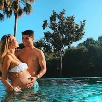 Álvaro Morata y Alice Campello dándose un chapuzón en la piscina días antes de ser padres