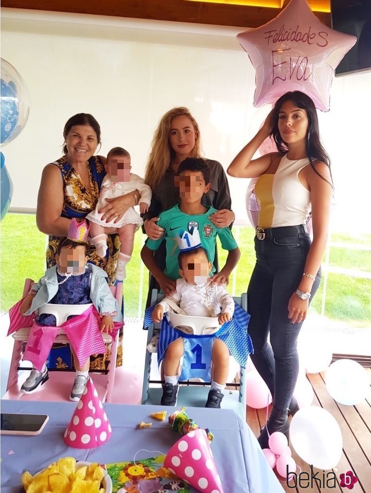 Georgina Rodríguez y Dolores Aveiro celebrando el cumpleaños de los mellizos Eva y Mateo