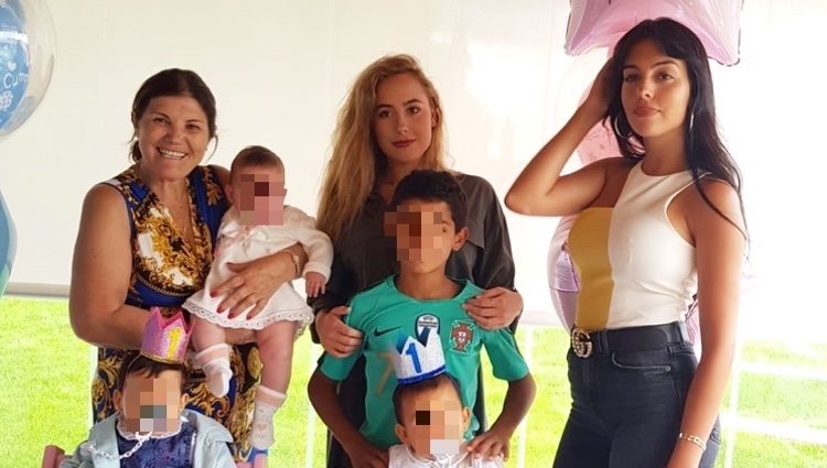 Georgina Rodríguez y Dolores Aveiro celebrando el cumpleaños de los mellizos Eva y Mateo