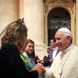 Ágatha Ruiz de la Parada con el Papa Francisco I en Roma