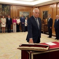 Josep Borrell prometiendo su cargo de Ministro de Exteriores ante el Rey Felipe