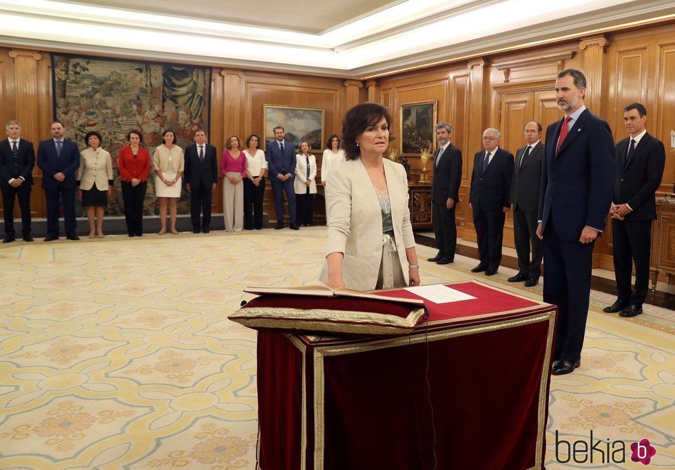 Carmen Calvo prometiendo su cargo de Vicepresidenta y Ministra de Igualdad ante el Rey Felipe