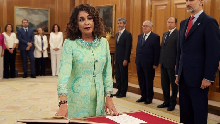 María Jesús Montero prometiendo su cargo de Ministra de Hacienda ante el Rey Felipe