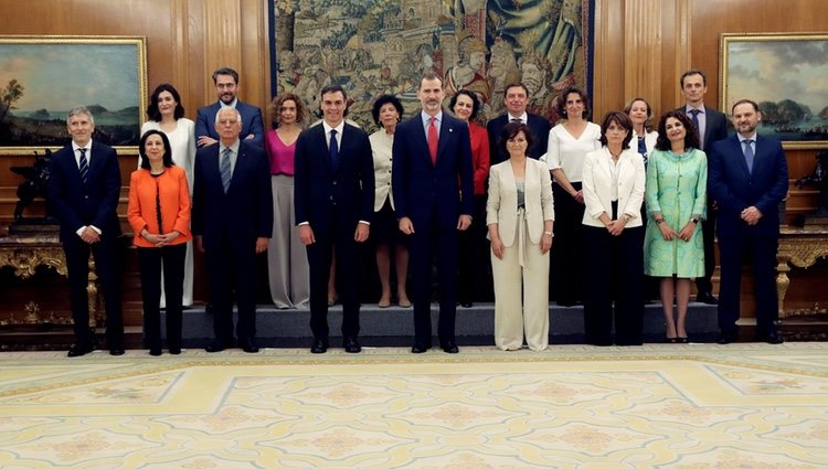 Pedro Sánchez, el Rey Felipe y el Consejo de Ministros tras prometer sus cargos