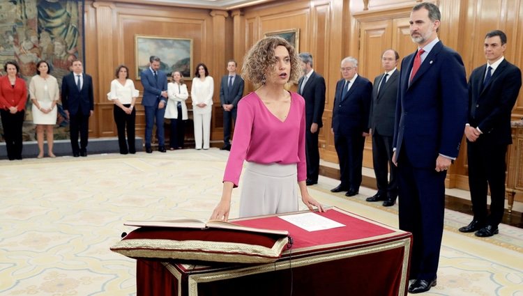 Meritxell Batet prometiendo su cargo de Ministra de Política Territorial y Función Pública ante el Rey Felipe