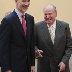 El Rey Felipe y el Rey Juan Carlos bromeando en la reunión del Patronato de la Fundación Cotec