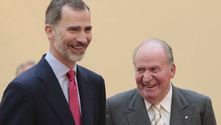 El Rey Felipe y el Rey Juan Carlos bromeando en la reunión del Patronato de la Fundación Cotec