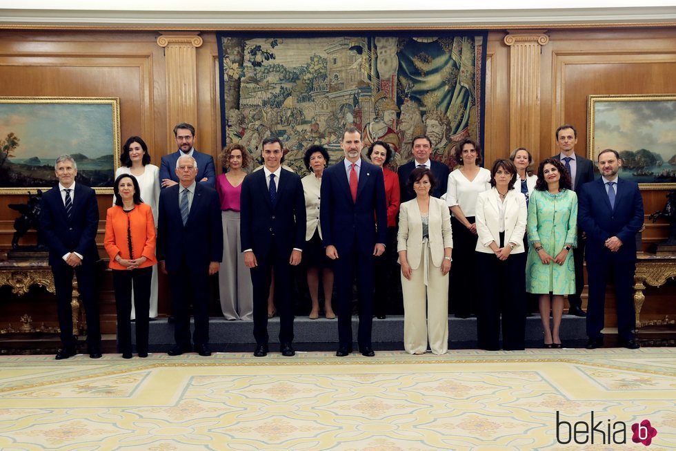 El Rey Felipe con Pedro Sánchez y sus ministras y ministros