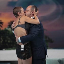 María Jesús Ruiz dando un apasionado beso a Julio Ruz en la gala 13 de 'Supervivientes 2018'