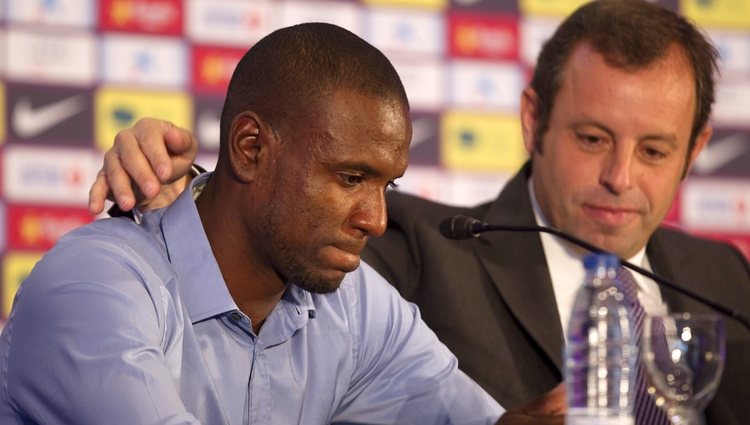 Eric Abidal despidiéndose del F.C. Barcelona