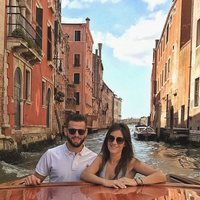 Nacho Fernández y María Cortés navegando por los canales de Venecia