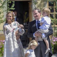 Magdalena de Suecia y Chris O'Neill con sus hijos Leonor, Nicolás y Adrienne en el bautizo de Adrienne de Suecia