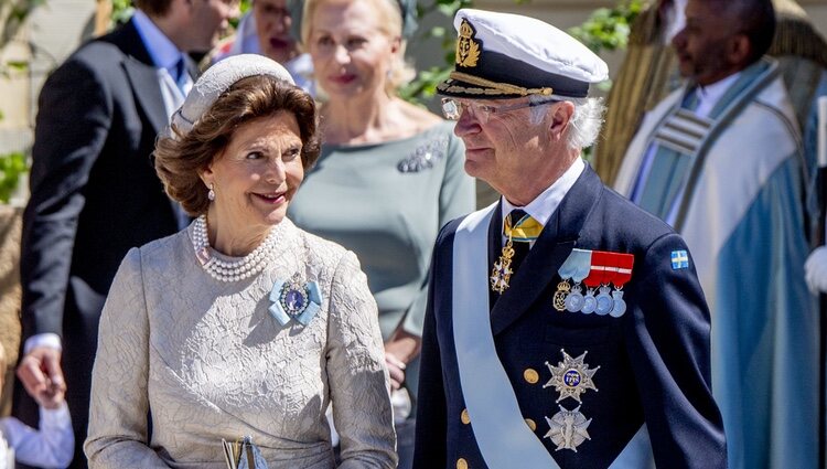 Carlos Gustavo y Silvia de Suecia en el bautizo de Adrienne de Suecia