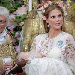 Magdalena de Suecia sostiene a su hija Adrienne de Suecia en su bautizo