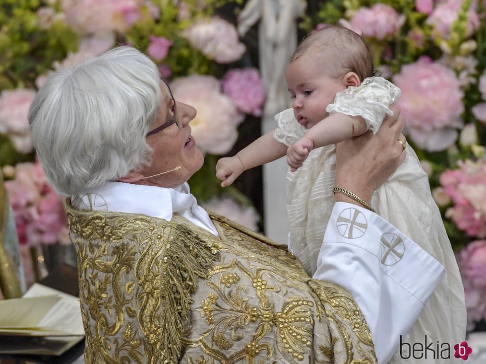 Antje Jackelén con Adrienne de Suecia en su bautizo