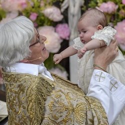 Antje Jackelén con Adrienne de Suecia en su bautizo