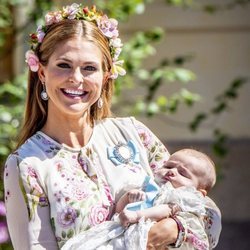 Magdalena de Suecia con su hija Adrienne de Suecia en su bautizo