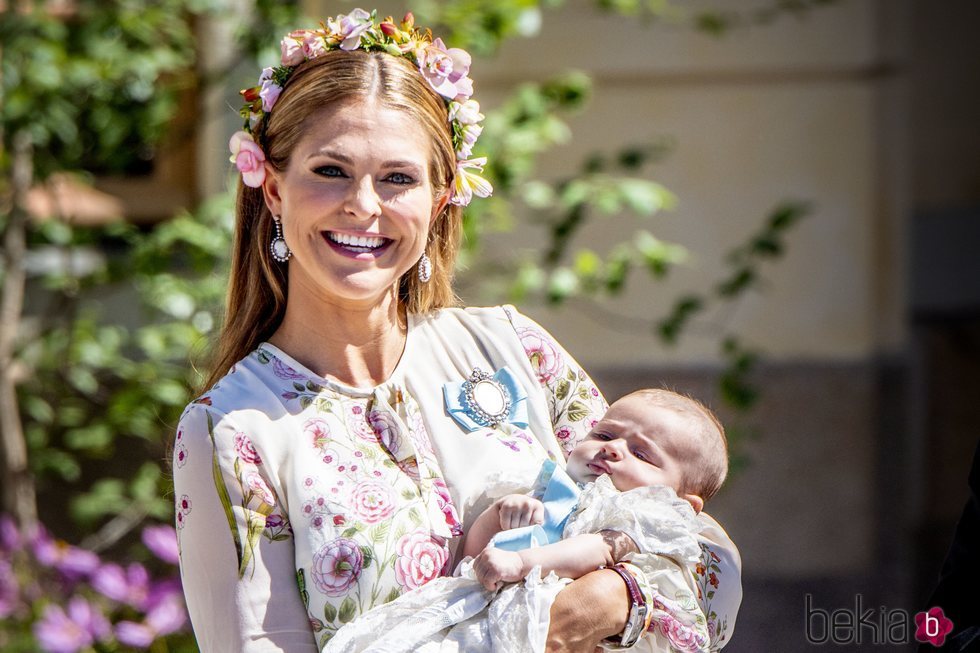 Magdalena de Suecia con su hija Adrienne de Suecia en su bautizo