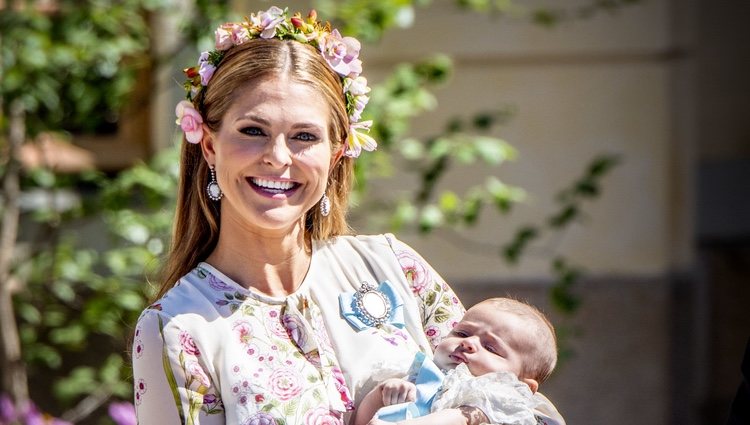 Magdalena de Suecia con su hija Adrienne de Suecia en su bautizo