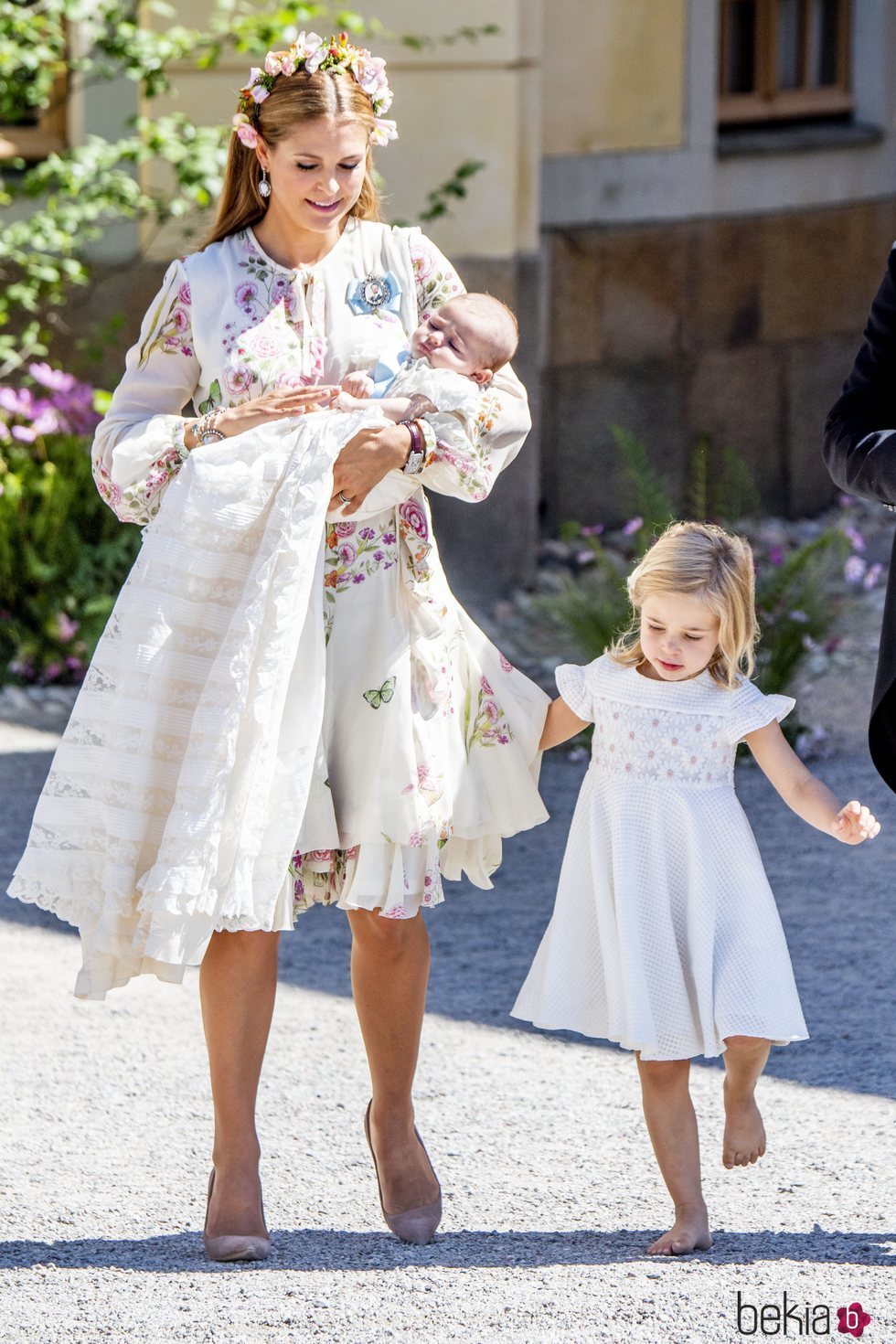 Adrienne de Suecia con su madre Magdalena de Suecia y su hermana Leonor en su bautizo