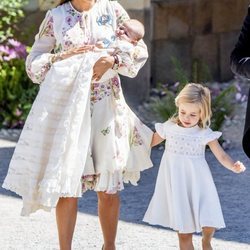 Adrienne de Suecia con su madre Magdalena de Suecia y su hermana Leonor en su bautizo