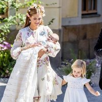 Adrienne de Suecia con su madre Magdalena de Suecia y su hermana Leonor en su bautizo