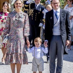 Victoria y Daniel de Suecia con su hijo Oscar en el bautizo de Adrienne de Suecia