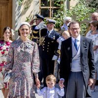 Victoria y Daniel de Suecia con su hijo Oscar en el bautizo de Adrienne de Suecia