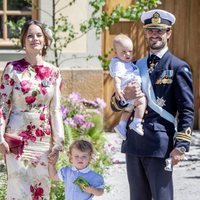 Carlos Felipe de Suecia y Sofia Hellqvist con sus hijos Alejandro y Gabriel en el bautizo de Adrienne de Suecia