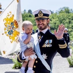 Carlos Felipe de Suecia y su hijo Gabriel en el bautizo de Adrienne de Suecia