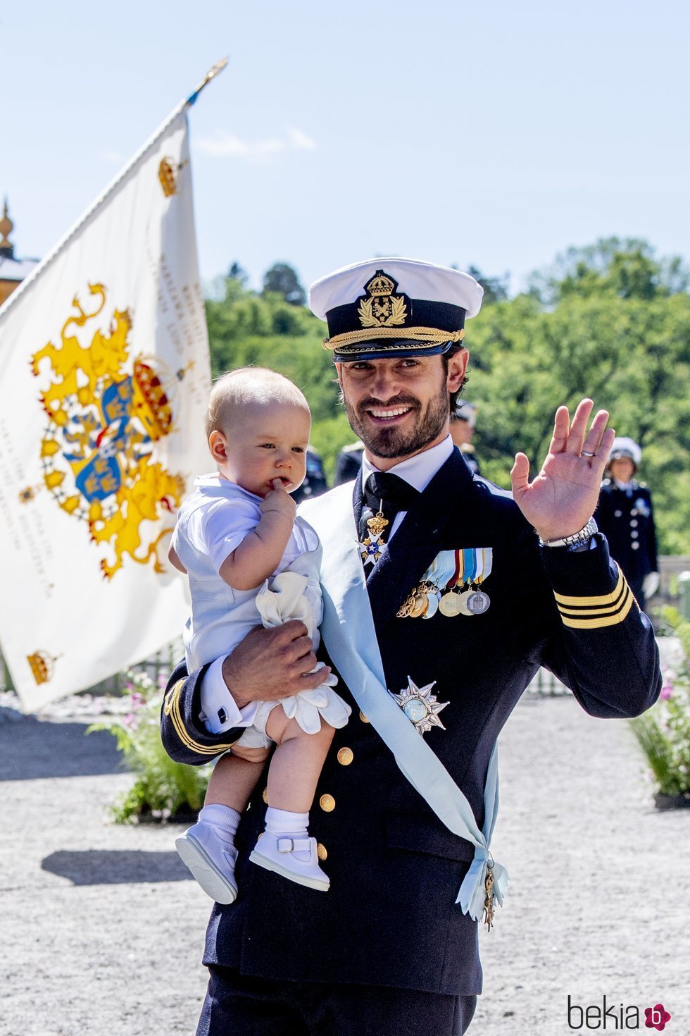 Carlos Felipe de Suecia y su hijo Gabriel en el bautizo de Adrienne de Suecia