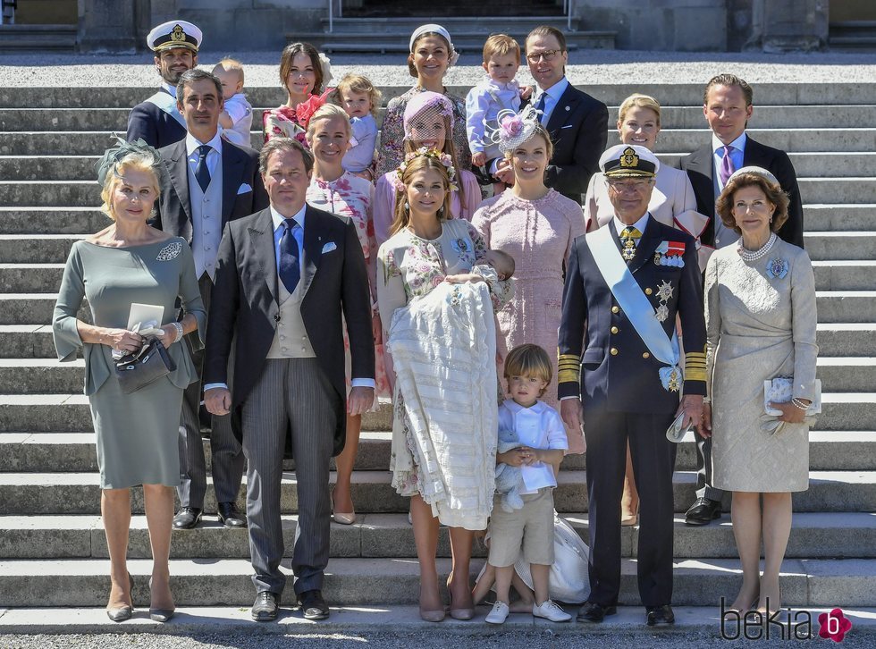 Adrienne de Suecia con sus padres, hermanos, abuelos, tíos, primos y padrinos en su bautizo