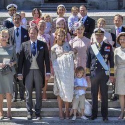 Adrienne de Suecia con sus padres, hermanos, abuelos, tíos, primos y padrinos en su bautizo