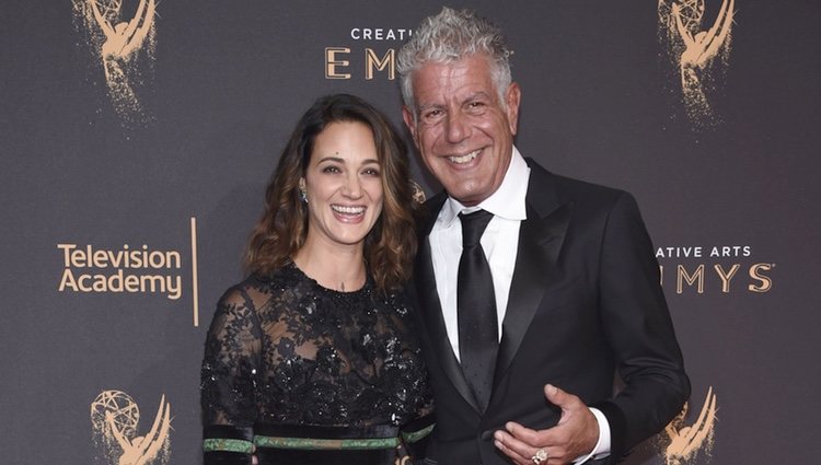 Asia Argento y Anthony Bourdain en los Creative Arts Emmy Awards 2017