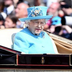 La Reinal Isabel de Inglaterra en su carroza durante el Trooping The Colour 2018