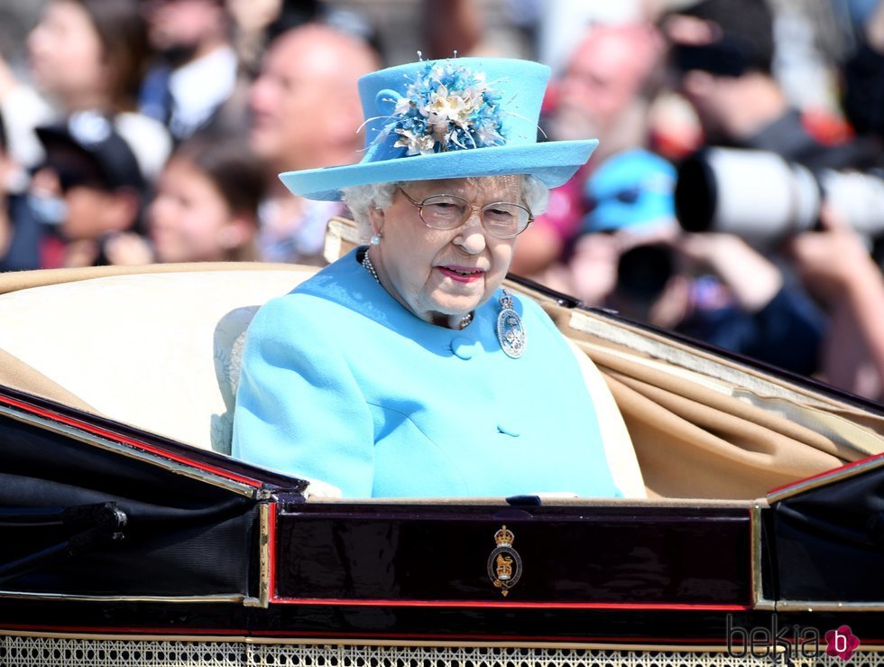 La Reinal Isabel de Inglaterra en su carroza durante el Trooping The Colour 2018