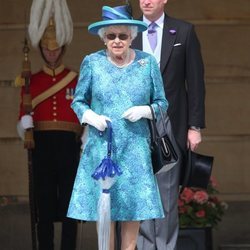 La Reina Isabel de Inglaterra con gafas de sol en la Garden Party del Palacio de Buckingham 2018