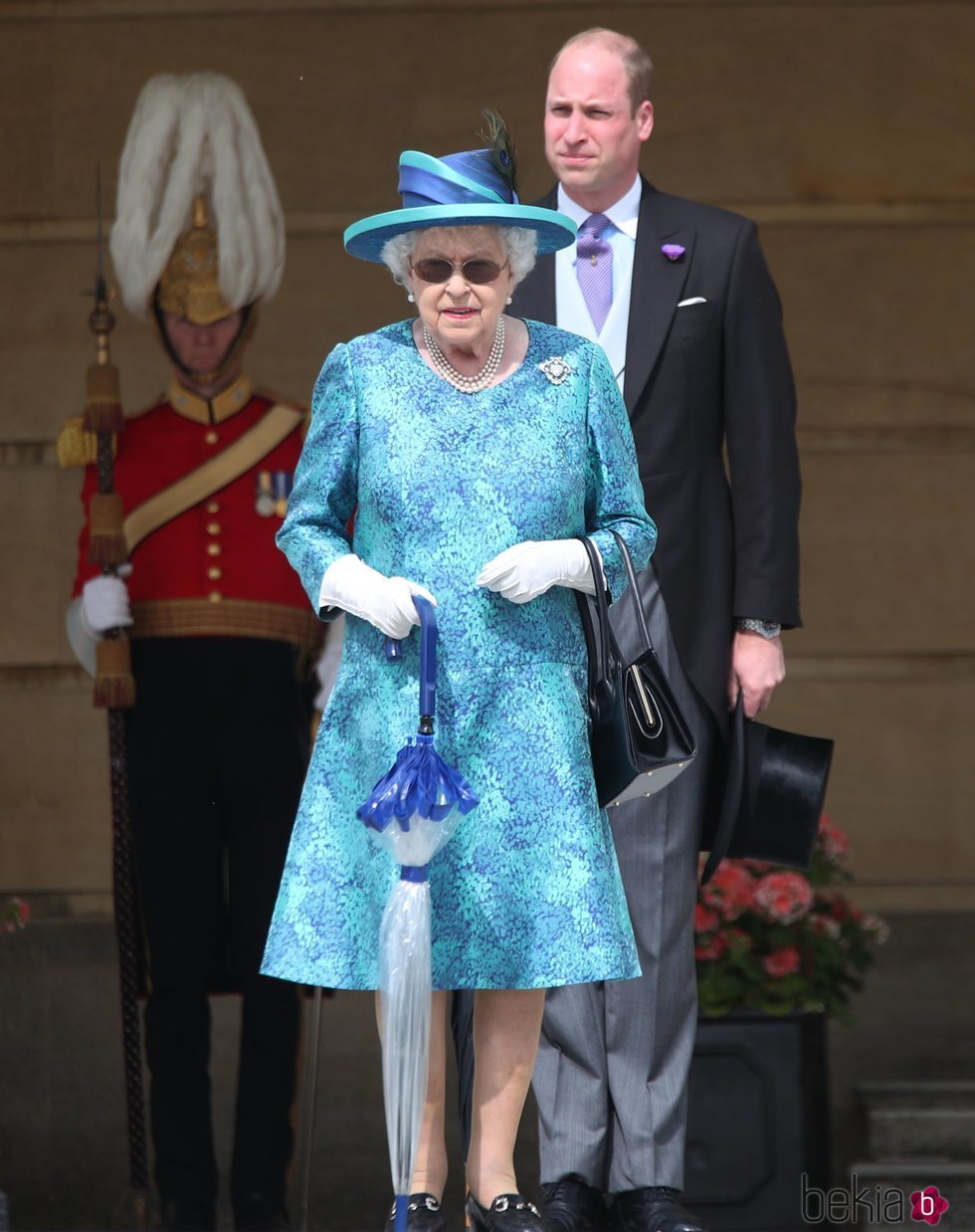 La Reina Isabel de Inglaterra con gafas de sol en la Garden Party del Palacio de Buckingham 2018