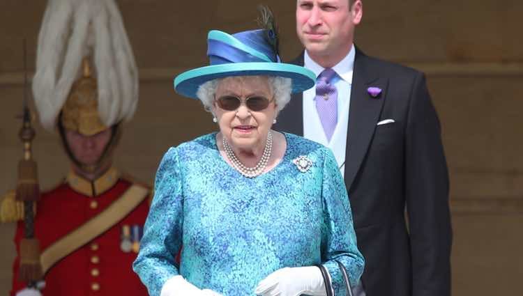 La Reina Isabel de Inglaterra con gafas de sol en la Garden Party del Palacio de Buckingham 2018