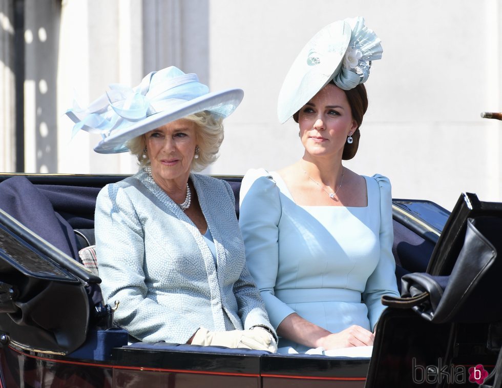 Camilla Parker y Kate Middleton en su carroza durante el Trooping The Colour 2018