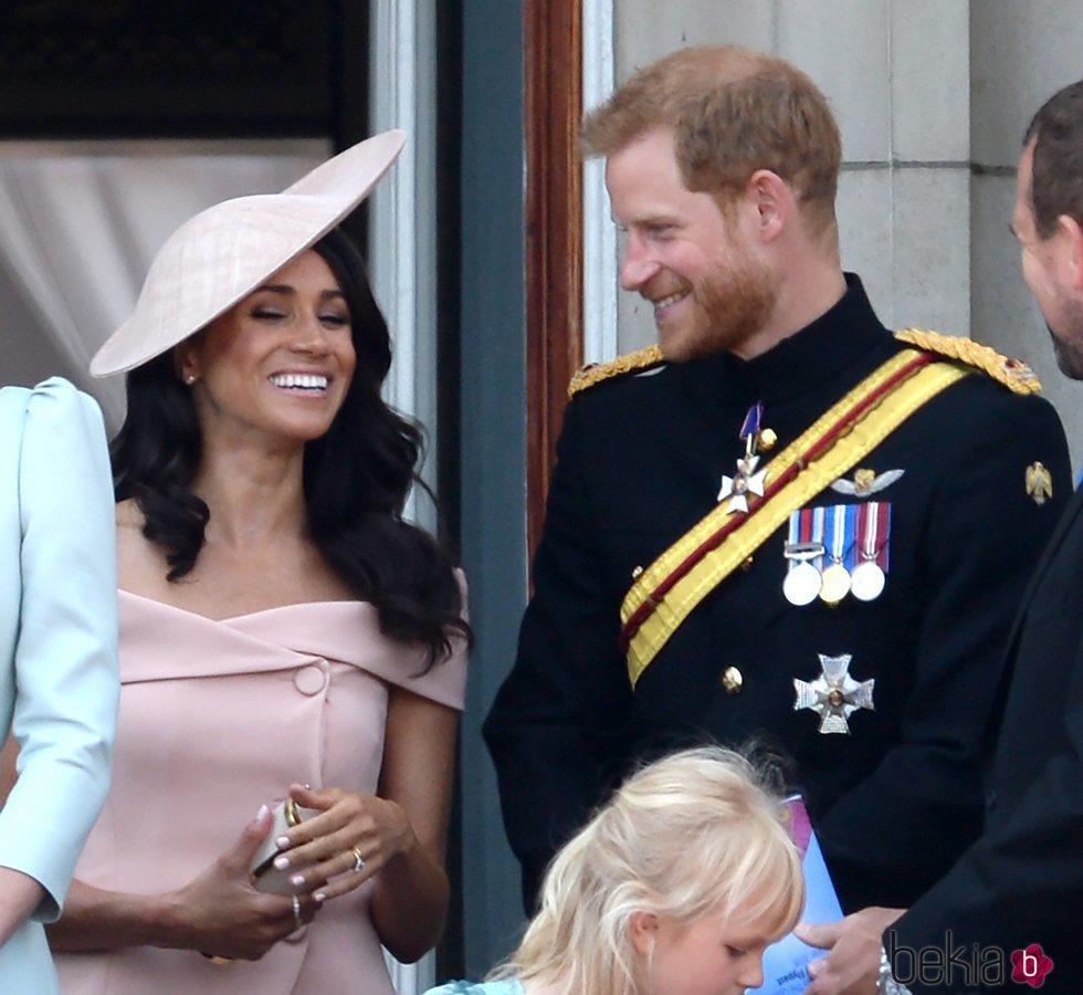 Los Duques de Sussex en el balcón del Palacio de Buckingham en el Trooping The Colour 2018