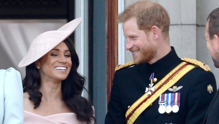 Los Duques de Sussex en el balcón del Palacio de Buckingham en el Trooping The Colour 2018