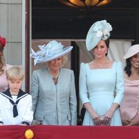 La Duquesa de Cornualles, la Duquesa de Cambridge y los Duques de Sussex en el balcón del Palacio de Buckingham en el Trooping The Colour 2018