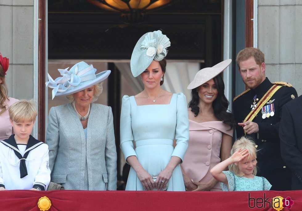 La Duquesa de Cornualles, la Duquesa de Cambridge y los Duques de Sussex en el balcón del Palacio de Buckingham en el Trooping The Colour 2018