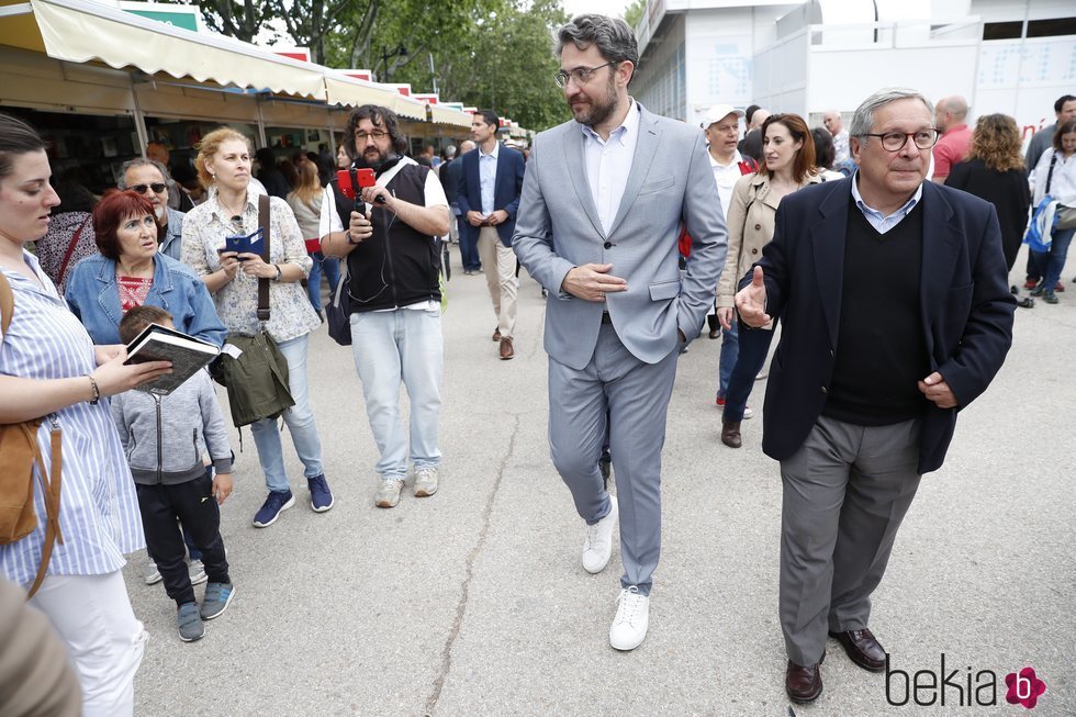 Màxim Huerta paseando en la Feria del Libro de Madrid de 2018