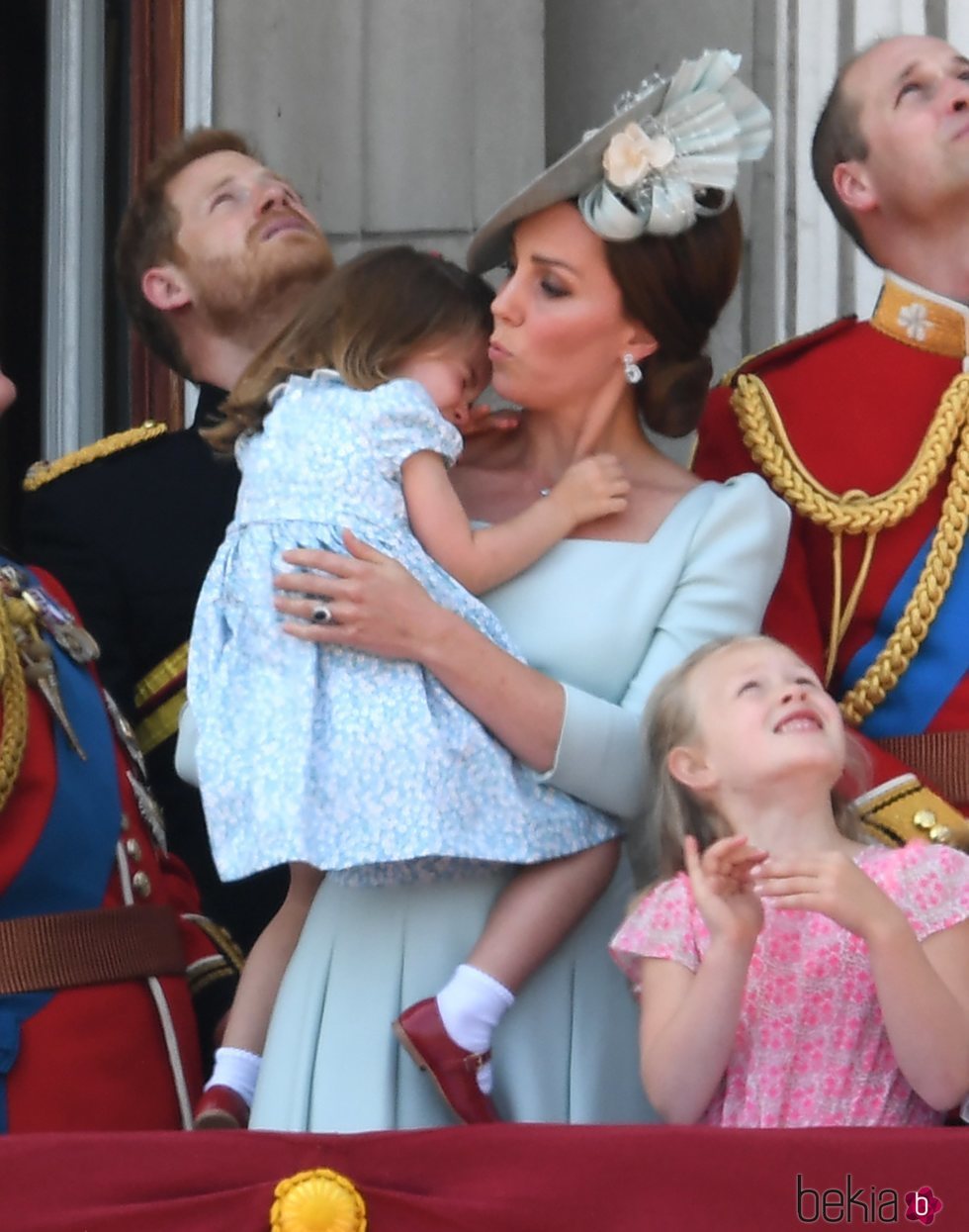 Kate Middleton consolando a la Princesa Carlota en el balcón del Palacio de Buckingham en el Trooping The Colour 2018