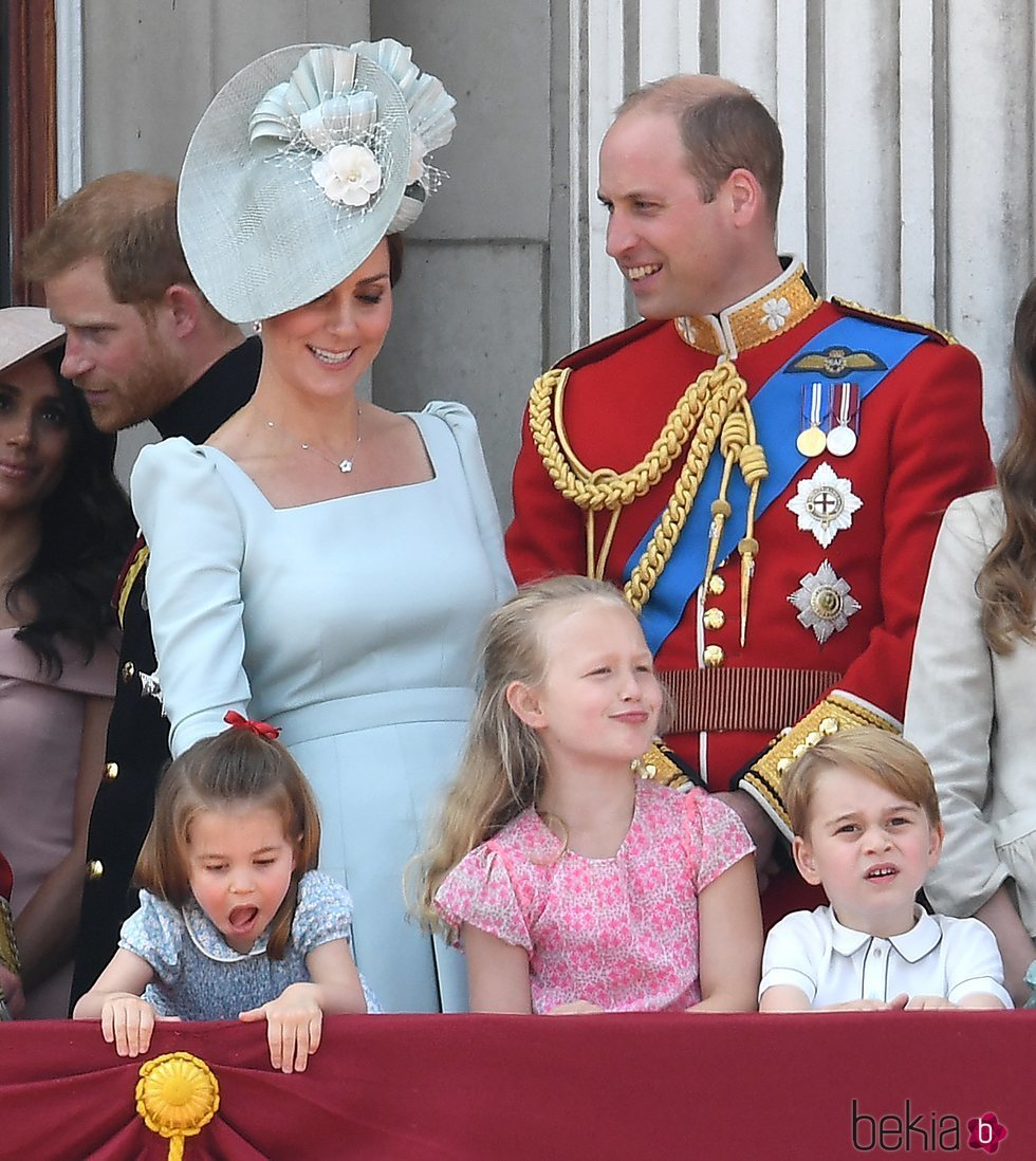 Los Duques de Cambridge y sus hijos Jorge y Carlota en el balcón del Palacio de Buckingham en el Trooping The Colour 2018