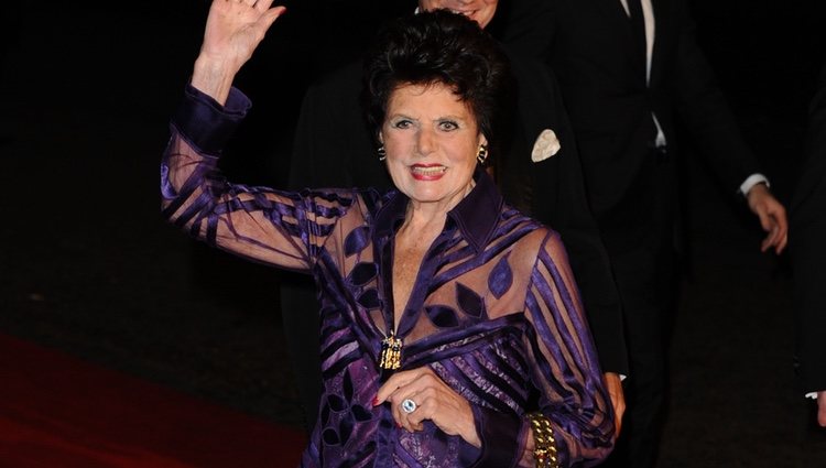 Eunice Gayson en una alfombra roja