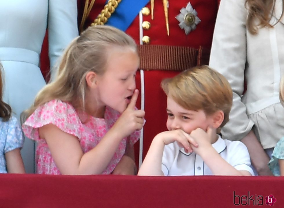 Savannah Phillips mandando callar al Príncipe Jorge en el balcón del Palacio de Buckingham en el Trooping The Colour 2018