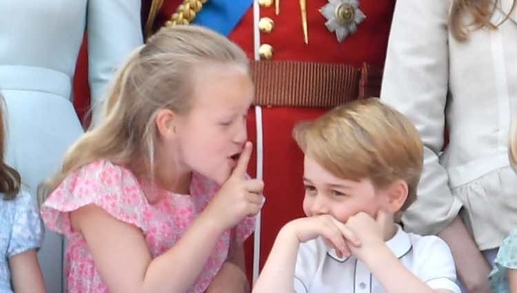 Savannah Phillips mandando callar al Príncipe Jorge en el balcón del Palacio de Buckingham en el Trooping The Colour 2018